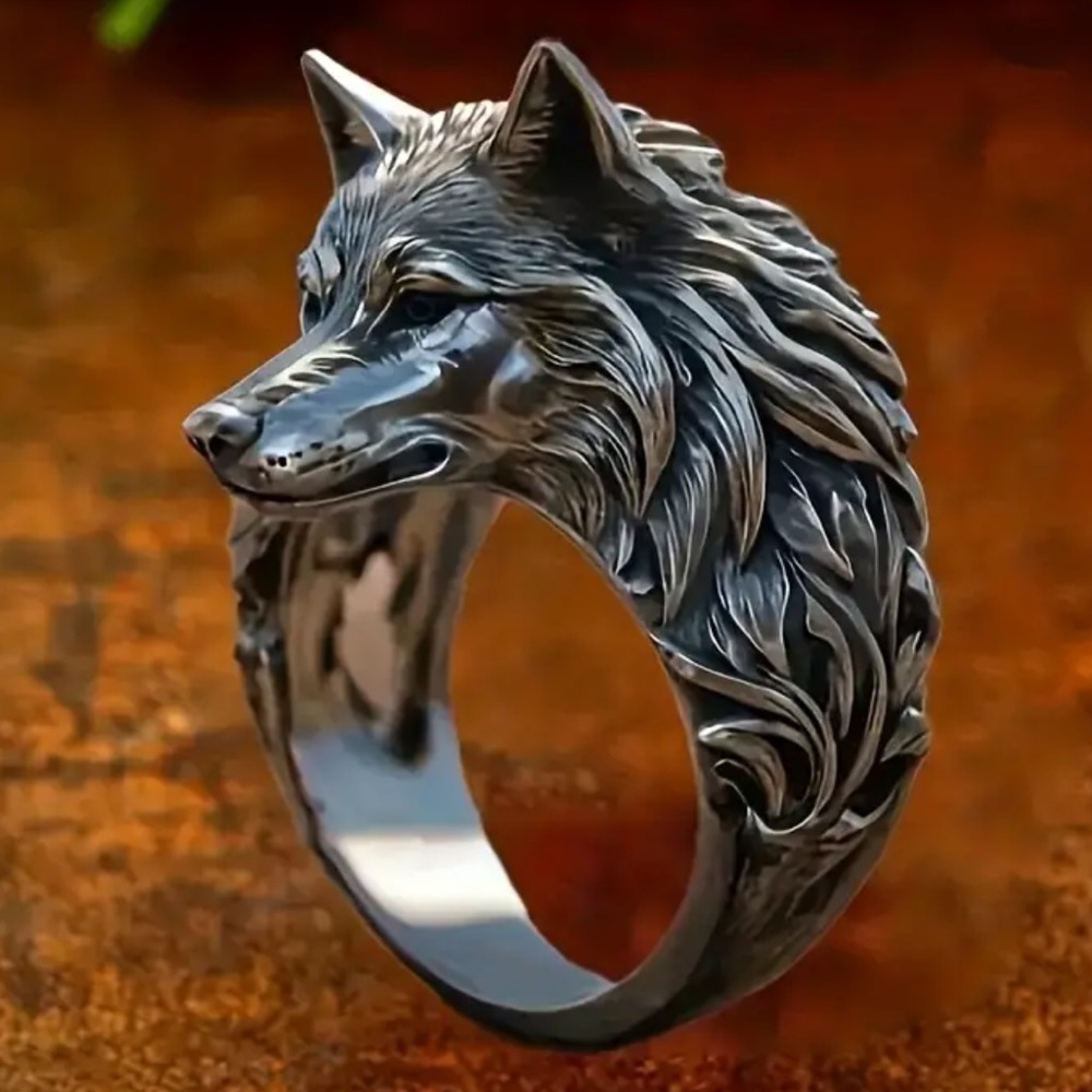 NWT‼️ wolf ring